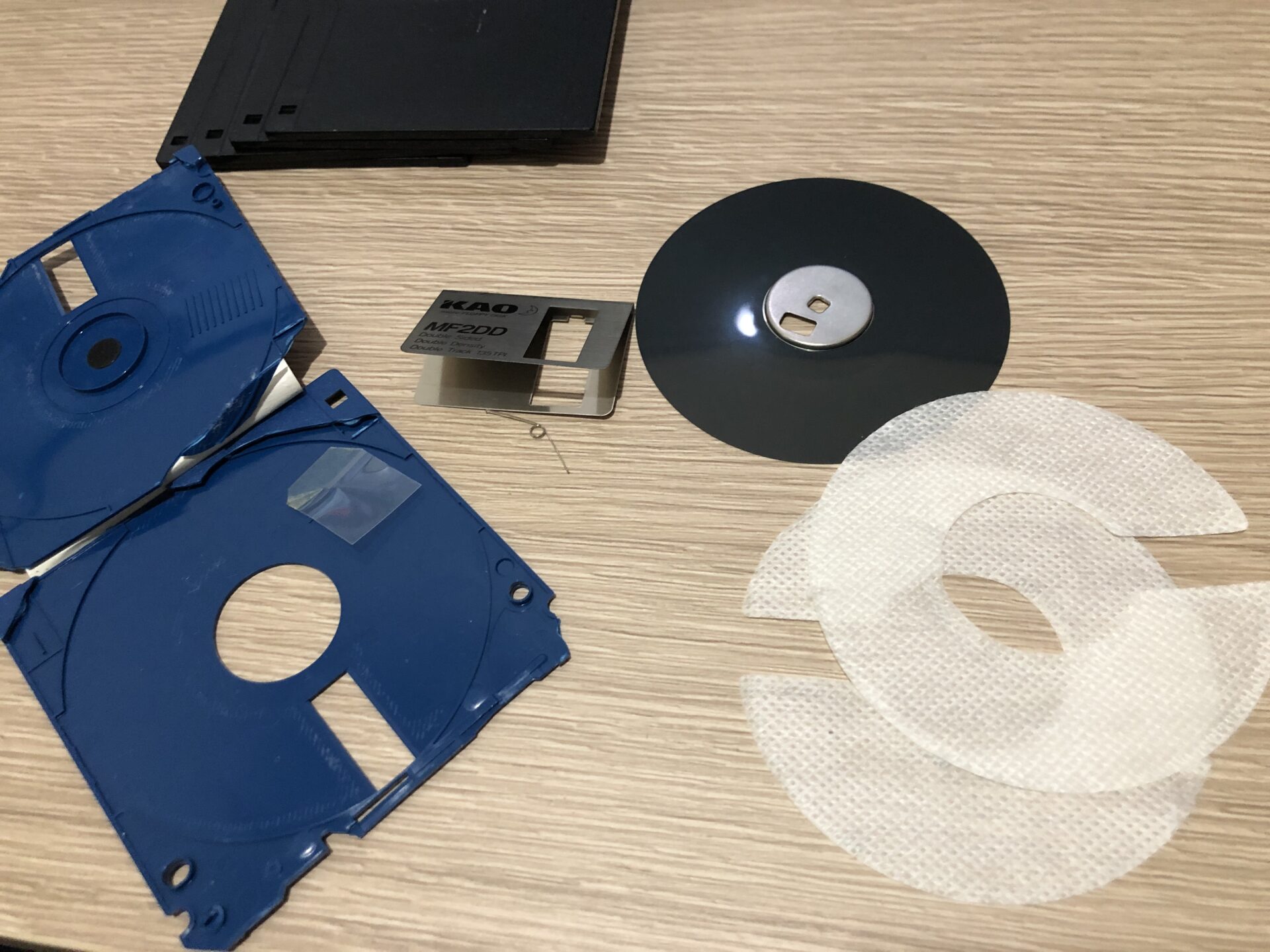 【誰でも出来る】フロッピーディスクの廃棄方法とは？分解・分別廃棄まで徹底解説【雑記】 がじぇきゃん