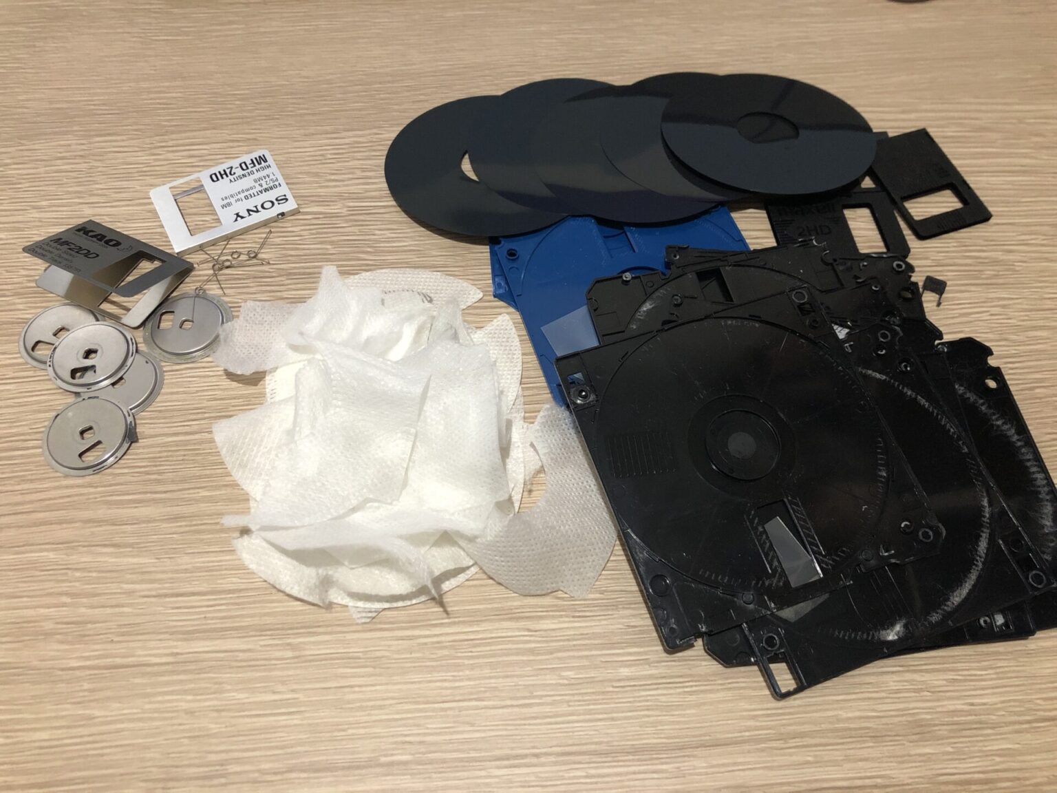 【誰でも出来る】フロッピーディスクの廃棄方法とは？分解・分別廃棄まで徹底解説【雑記】 がじぇきゃん